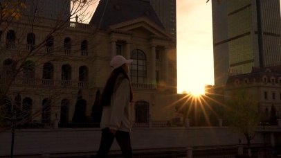 4K唯美女孩逆光夏天夕阳