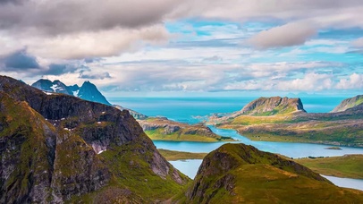 海峡山脉蓝天白云
