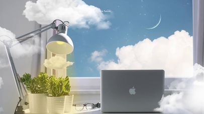 云和阳光照进来的书桌上