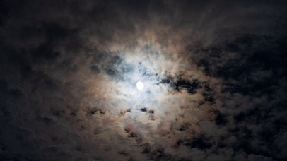 4k夜晚乌云遮月云层月亮