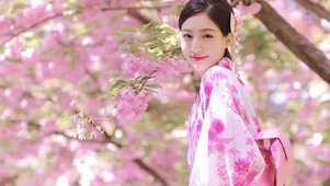 樱花下的娇美和服美女