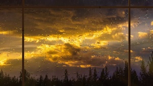 雨天窗外晚霞