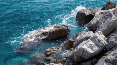 海浪拍打着岩石