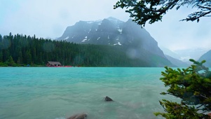 雨天高山湖