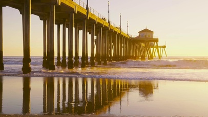 傍晚大桥海边海浪