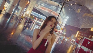 夜景短片-雨中少女