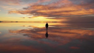 航拍360度盐湖夕阳