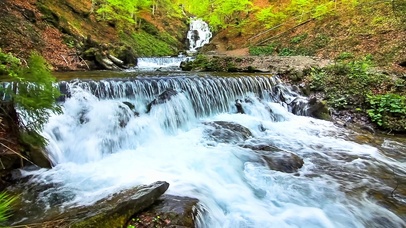 护眼山间溪流