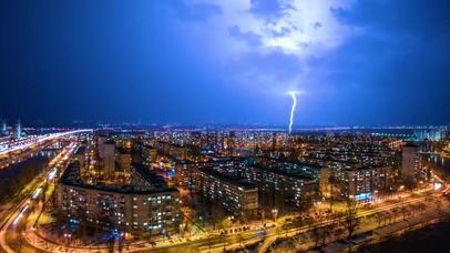 电闪雷鸣的夜景城市