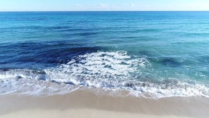 海浪奔向沙滩