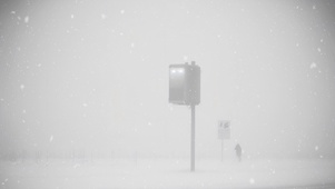 4K雪幕下孤独的信号灯