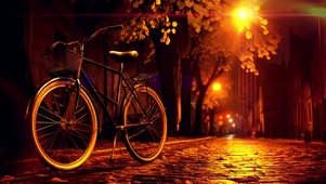 夜晚街道自行车