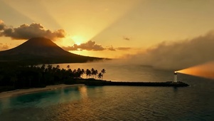 椰屿灯塔伴火山夕照