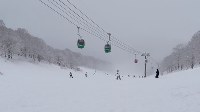 雪景雪山上缆车