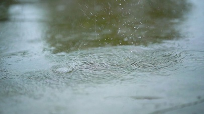 4K下雨天雨滴滴落地面