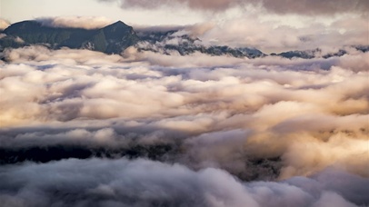 乌云漫步山峦