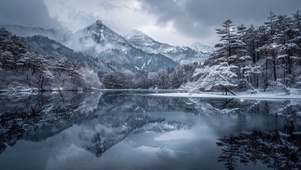 雪山湖泊