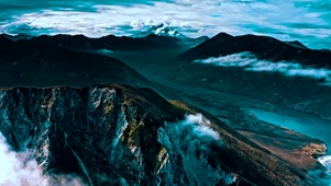 4K壮观山峰