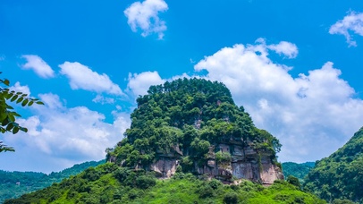 夏日山间蓝天白云