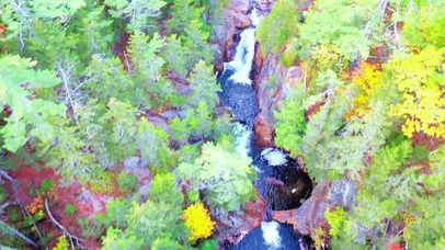 4K唯美俯瞰山间河流