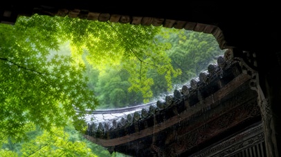 雨天古旧屋檐