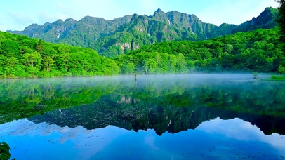 护眼夏日晨雾高山湖