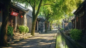 漫步古城绿色夏日街道