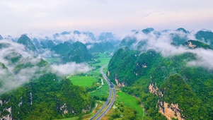 青山云雾