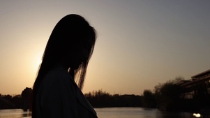 夕阳下的女孩