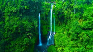 高山瀑布飞流