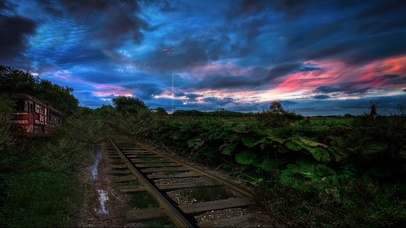 暴风雨来临前的铁轨道