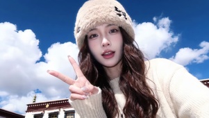 蓝天下比耶的美女