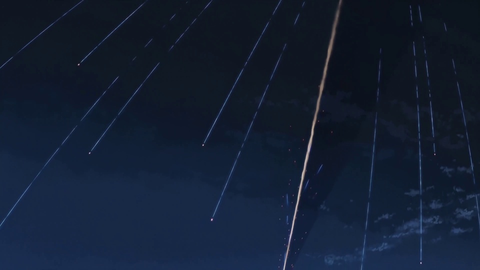 暗蓝渐变夜空中散落数道流星尾迹，一道暖黄火流星纵向划过，右侧衬有稀疏薄云。