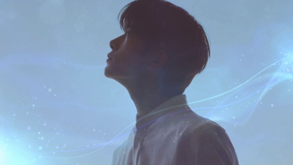 短发男性着浅色翻领衬衫，呈侧颜姿态仰头，背景分布淡蓝色光带与散景光斑，整体为朦胧柔光写实风格。