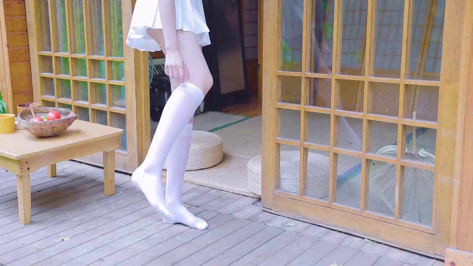 日式木屋廊下，白长袜腿部特写，旁侧摆放矮木桌与格扇木推拉门
