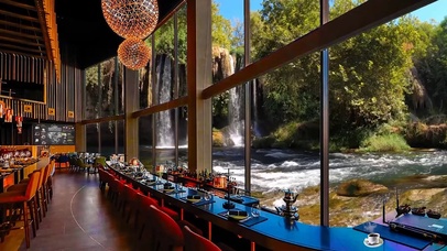 青山瀑布咖啡厅氛围