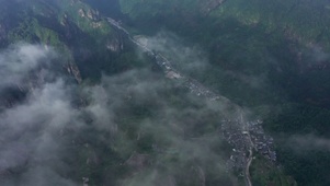 4k大山云雾缭绕农村梯田