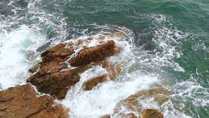 海浪拍打岸边
