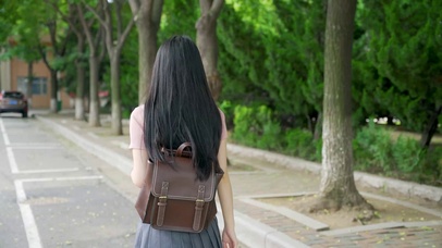 4K女同学上课小路呼唤同伴