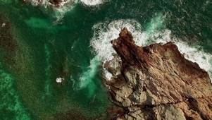 碧海岩石