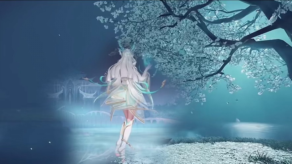 蓝调雾色夜景中，白花古树枝桠舒展，背向的白衣少女立于泛着柔光的浅水面，远处朦胧晕染出古风桥廓。