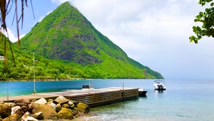 热带湖岸青山