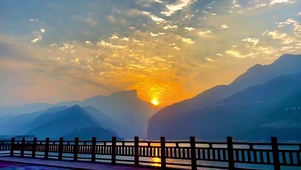 朝辞白帝彩云间