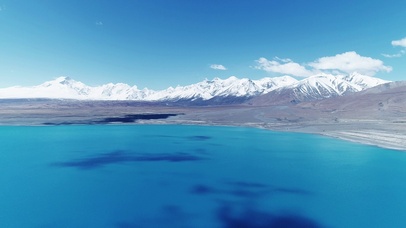 雪山湖泊