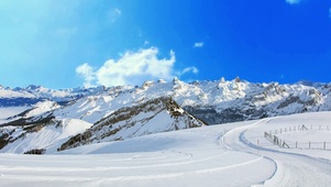 雪后群山，白雪皑皑