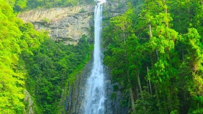 绿林山间瀑布飞流