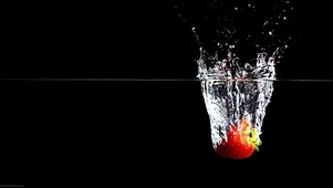 落入水中的草莓