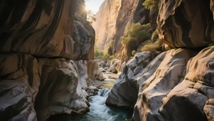 清新静谧溪流山谷