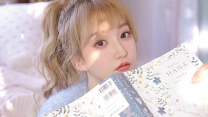 白嫩吊带尤物美女