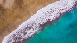 俯视海浪沙滩